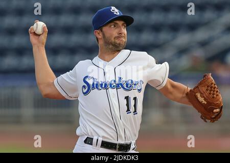 Biloxi, Mississippi, USA. 21.. Juni 2022. Biloxi Shuckers Pitcher Noah Zavolas (11) liefert einen Pitch während eines MiLB-Spiels zwischen den Biloxi Shuckers und Pensacola Blue Wahoos im MGM Park in Biloxi, Mississippi. Bobby McDuffie/CSM/Alamy Live News Stockfoto