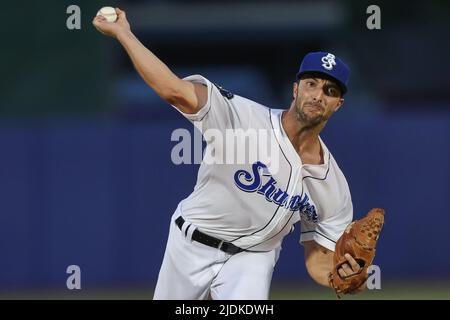 Biloxi, Mississippi, USA. 21.. Juni 2022. Biloxi Shuckers Pitcher Luis Contreras (16) spielt während eines MiLB-Spiels zwischen den Biloxi Shuckers und Pensacola Blue Wahoos im MGM Park in Biloxi, Mississippi. Bobby McDuffie/CSM/Alamy Live News Stockfoto