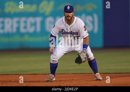 Biloxi, Mississippi, USA. 21.. Juni 2022. Biloxi Shuckers erster Baseman Thomas Dillard (46) während eines MiLB-Spiels zwischen den Biloxi Shuckers und Pensacola Blue Wahoos im MGM Park in Biloxi, Mississippi. Bobby McDuffie/CSM/Alamy Live News Stockfoto