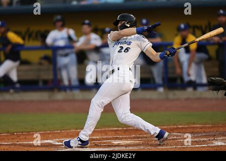 Biloxi, Mississippi, USA. 21.. Juni 2022. Biloxi Shuckers-Außenfeldspieler Joey Wiemer (26) bei Fledermaus während eines MiLB-Spiels zwischen den Biloxi Shuckers und Pensacola Blue Wahoos im MGM Park in Biloxi, Mississippi. Bobby McDuffie/CSM/Alamy Live News Stockfoto