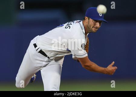 Biloxi, Mississippi, USA. 21.. Juni 2022. Biloxi Shuckers Pitcher Luis Contreras (16) während eines MiLB-Spiels zwischen den Biloxi Shuckers und Pensacola Blue Wahoos im MGM Park in Biloxi, Mississippi. Bobby McDuffie/CSM/Alamy Live News Stockfoto