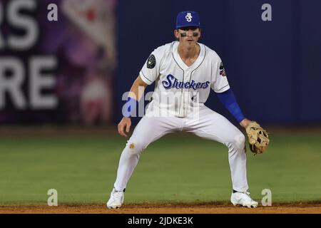 Biloxi, Mississippi, USA. 21.. Juni 2022. Biloxi Shuckers-Feldspieler Cam Devanney (4) während eines MiLB-Spiels zwischen den Biloxi Shuckers und Pensacola Blue Wahoos im MGM Park in Biloxi, Mississippi. Bobby McDuffie/CSM/Alamy Live News Stockfoto