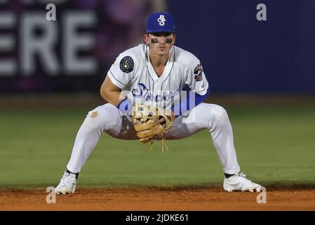 Biloxi, Mississippi, USA. 21.. Juni 2022. Biloxi Shuckers-Feldspieler Cam Devanney (4) während eines MiLB-Spiels zwischen den Biloxi Shuckers und Pensacola Blue Wahoos im MGM Park in Biloxi, Mississippi. Bobby McDuffie/CSM/Alamy Live News Stockfoto