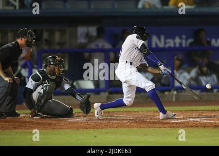 Biloxi, Mississippi, USA. 21.. Juni 2022. Biloxi Shuckers-Outfielder Terence Doston (10) im Einzel während eines MiLB-Spiels zwischen den Biloxi Shuckers und Pensacola Blue Wahoos im MGM Park in Biloxi, Mississippi. Bobby McDuffie/CSM/Alamy Live News Stockfoto