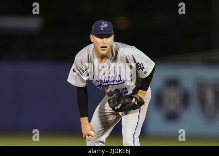 Biloxi, Mississippi, USA. 21.. Juni 2022. Der Pensacola Blue Wahoos Pitcher Andrew McInvale (22) spielt während eines MiLB-Spiels zwischen den Biloxi Shuckers und Pensacola Blue Wahoos im MGM Park in Biloxi, Mississippi. Bobby McDuffie/CSM/Alamy Live News Stockfoto