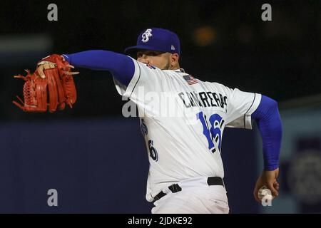 Biloxi, Mississippi, USA. 21.. Juni 2022. Biloxi Shuckers Pitcher Luis Contreras (16) während eines MiLB-Spiels zwischen den Biloxi Shuckers und Pensacola Blue Wahoos im MGM Park in Biloxi, Mississippi. Bobby McDuffie/CSM/Alamy Live News Stockfoto