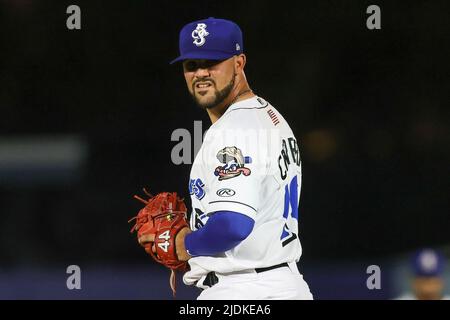 Biloxi, Mississippi, USA. 21.. Juni 2022. Biloxi Shuckers Pitcher Luis Contreras (16) während eines MiLB-Spiels zwischen den Biloxi Shuckers und Pensacola Blue Wahoos im MGM Park in Biloxi, Mississippi. Bobby McDuffie/CSM/Alamy Live News Stockfoto