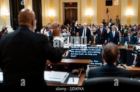 House Select Committee, das den Anschlag vom 6. Januar untersucht - Zeugen- Rusty Bowers, Sprecher des Repräsentantenhauses von Arizona, Brad Raffensperger, Staatssekretär in Georgien, und Gabriel Sterling, Chief Operating Officer, werden während der Anhörung auf dem Capitol Hill am Dienstag, den 21. Juni 2022 vom Vorsitzenden des US-amerikanischen Außenministers Bennie Thompson vereidigt. Foto von Doug Mills/Pool/ABACAPRESS.COM Stockfoto