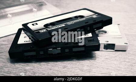 Alte Audiokassetten ohne Etui liegen auf dem Tisch. Die alte Art, Musik zu speichern und zu hören Stockfoto