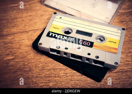 Vintage-Audiokassetten ohne Etui liegen auf dem Tisch Stockfoto