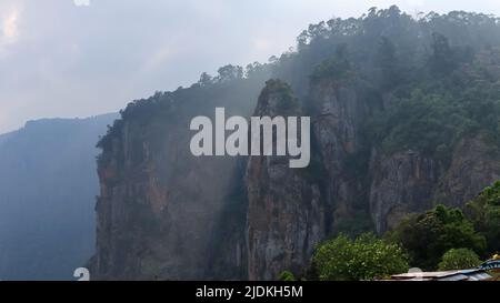 Blick auf die Felsen der Säule mit drei vertikal positionierten Felsbrocken, die am Abend bis zu einer Höhe von 400 Fuß reichen, Kodaikanal, Tamilnadu, Indien. Stockfoto