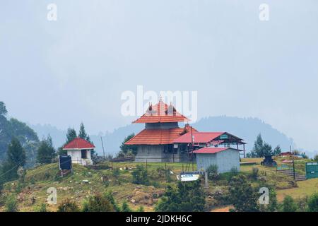 Neu erbauter Mahalakshmi Tempel in Kerala Stil Architektur. Erbaut auf einem kleinen Hügel, umgeben von Hügeln, Tälern und Ebenen, Poombarai, Kodaikan Stockfoto