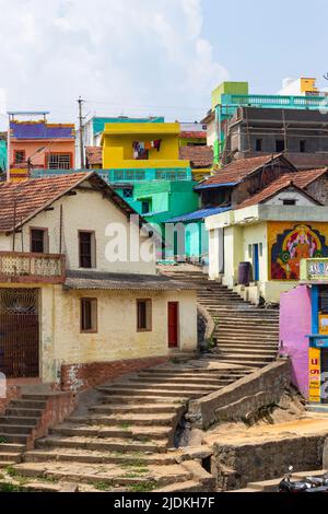 Bunte Häuser des Dorfes Poombarai im Herzen der Palani Hills, Kodaikanal, Tamilnadu, Indien. Große Touristenattraktion Stockfoto