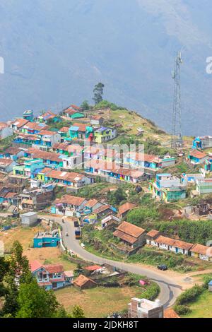 Luftaufnahme der bunten Häuser des Dorfes Poombarai im Herzen der Palani Hills, Kodaikanal, Tamilnadu, Indien. Große Touristenattraktion Stockfoto