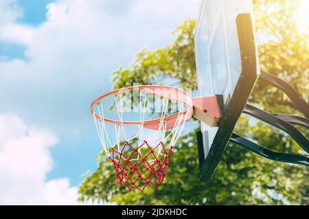 Basketball-Schießbrett Tor Sportplatz im Park Garten im Freien Stockfoto