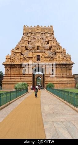 INDIEN, TAMILNADU, THANJAVUR, März 2022, Tourist am zweiten Eingang Gopuram oder Tor des Brihadishvara-Tempels auch bekannt als Peruvudaiyar Kovil Stockfoto