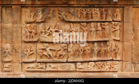 Skulpturen von hinduistischen Göttern, Göttinnen und Kriegsszenen an der Eingangswand des Brihadishvara-Tempels, Thanjavur, Tamilnadu, Indien. Stockfoto