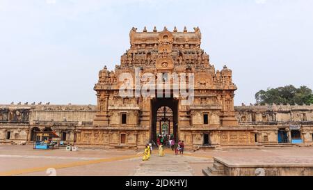 INDIEN, TAMILNADU, THANJAVUR, 2022. März, eifriger Anhänger am Gopuram oder Tor des Brihadishvara-Tempels Stockfoto