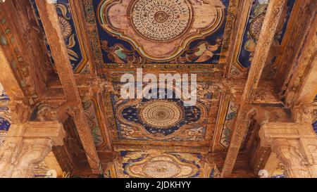 Buntes Gemälde an der Decke von Nandi Mandapam, Brihadishvara Tempel, Thanjavur, Tamilnadu, Indien. Stockfoto