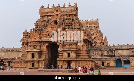 INDIEN, TAMILNADU, THANJAVUR, 2022. März, eifriger Anhänger am Gopuram oder Tor des Brihadishvara-Tempels Stockfoto