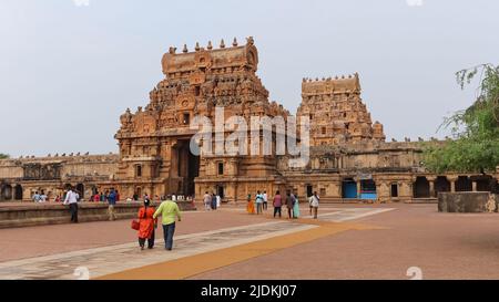 INDIEN, TAMILNADU, THANJAVUR, 2022. März, eifriger Anhänger am Gopuram oder Tor des Brihadishvara-Tempels Stockfoto