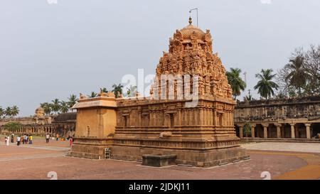 INDIEN, TAMILNADU, THANJAVUR, 2022. März, Devoteeinside the Brihadishvara Temple premises, Big Temple Stockfoto