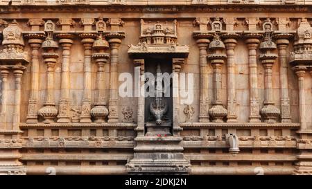 Geschnitztes Hindu-Idol auf dem Brihadishvara-Tempel, Thanjavur, Tamilnadu, Indien. Stockfoto