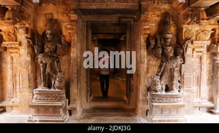 INDIEN, TAMILNADU, THANJAVUR, 2022. März, Devoteat Eingang des Murugan Tempels oder Big Temple, mit Dwarpalas auf beiden Seiten Stockfoto