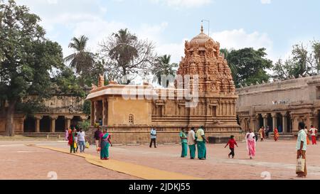 INDIEN, TAMILNADU, THANJAVUR, 2022. März, Devoteeinside the Brihadishvara Temple premises, Big Temple Stockfoto