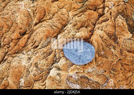 Rock-Detail mit Kiesel am Strand von Wellhaugh Punkt schlendern durch das Meer Northumberland England Stockfoto