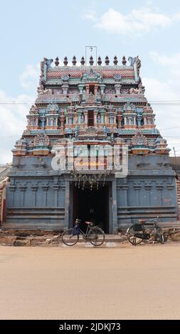 Gopuram oder Eingangstor des Nageshwara-Tempels, alte Thanjavur-Stadt, Tamilnadu, Indien Stockfoto