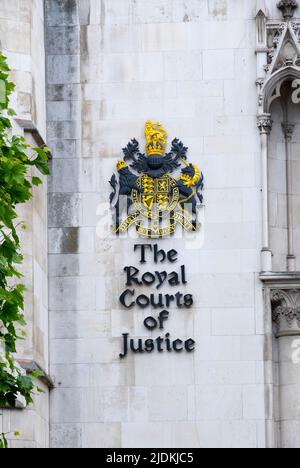 London, Großbritannien. 11.. Juni 2022. Blick auf das Wappen der Royal Courts of Justice in Strand, London. Stockfoto