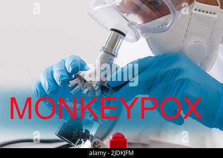 Monkeypox-Virus (MPXV)-Konzept: Wissenschaftler, der mit dem Monkeypox-Virus infiziertes Blut in einem Reagenzglas auf weißem Hintergrund hält. Stockfoto