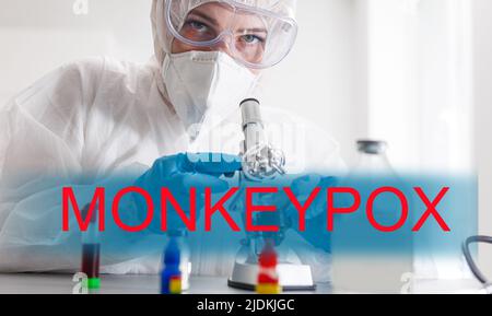 Monkeypox-Virus (MPXV)-Konzept: Wissenschaftler, der mit dem Monkeypox-Virus infiziertes Blut in einem Reagenzglas auf weißem Hintergrund hält. Stockfoto