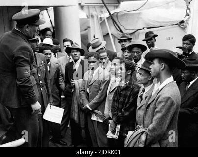 Datei-Foto vom 22/06/48 von jamaikanischen Einwanderern, die von RAF-Beamten des Kolonialamtes begrüßt wurden, nachdem das ehemalige Troopschiff HMT Empire Windrush sie in Tilbury landete, da an einem der größten Bahnhöfe Londons ein nationales Denkmal enthüllt wird, um den „Ehrgeiz, Ehrgeiz, Mut und Widerstandskraft“ der Windrush-Generation. Stockfoto