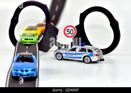 Polizei Spielzeug Auto Verkehr mit Handschellen Stockfoto