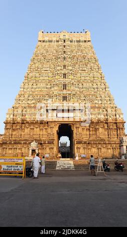 INDIEN, TAMILNADU, TENKASI, 2022. März, Tourist am Haupt-Gopuram von Arulmigu Süd Kasi Sivan Tempel, Kasi Viswanathar Tempel Stockfoto