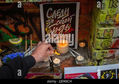 Moskau, Russland. Am 21. Juni erinnern 2022 Fans von Viktor Tsois Rocksänger und Dichter an die Erinnerung an den Sänger in der Nähe der Tsoi-Mauer in der Arbat-Straße in Moskau am 60. Geburtstag des Sängers Russland. Die Tsoi-Mauer ist eine mit Graffiti bedeckte Mauer in Moskau, die dem Musiker Viktor Tsoi und seiner Band Kino gewidmet ist. Viktor Tsois Lieder werden oft auf Oppositionskundgebungen in Russland und Weißrussland gesungen. Die Worte aus dem Lied des Sängers „Take Care of Yourself be vorsichtig“ sind auf dem Poster geschrieben Stockfoto