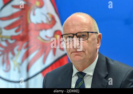 Klettwitz, Deutschland. 21.. Juni 2022. Der Ministerpräsident von Brandenburg, Dietmar Woidke (SPD), nimmt an einer Pressekonferenz der gemeinsamen Kabinettssitzung von Brandenburg und Sachsen am Dekra Lausitzring Teil. Quelle: Patrick Pleul/dpa/Alamy Live News Stockfoto