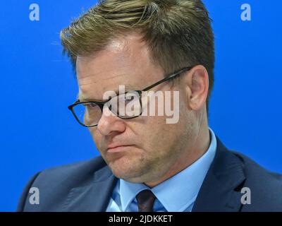 Klettwitz, Deutschland. 21.. Juni 2022. Der Beauftragte der Bundesregierung für Ostdeutschland, Carsten Schneider (SPD), nimmt an einer Pressekonferenz der gemeinsamen Kabinettssitzung von Brandenburg und Sachsen am Dekra Lausitzring Teil. Quelle: Patrick Pleul/dpa/Alamy Live News Stockfoto