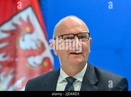 Klettwitz, Deutschland. 21.. Juni 2022. Der Ministerpräsident von Brandenburg, Dietmar Woidke (SPD), nimmt an einer Pressekonferenz der gemeinsamen Kabinettssitzung von Brandenburg und Sachsen am Dekra Lausitzring Teil. Quelle: Patrick Pleul/dpa/Alamy Live News Stockfoto