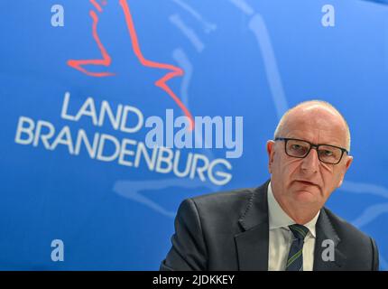 Klettwitz, Deutschland. 21.. Juni 2022. Der Ministerpräsident von Brandenburg, Dietmar Woidke (SPD), nimmt an einer Pressekonferenz der gemeinsamen Kabinettssitzung von Brandenburg und Sachsen am Dekra Lausitzring Teil. Quelle: Patrick Pleul/dpa/Alamy Live News Stockfoto