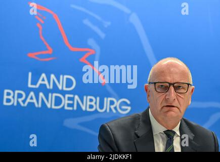 Klettwitz, Deutschland. 21.. Juni 2022. Der Ministerpräsident von Brandenburg, Dietmar Woidke (SPD), nimmt an einer Pressekonferenz der gemeinsamen Kabinettssitzung von Brandenburg und Sachsen am Dekra Lausitzring Teil. Quelle: Patrick Pleul/dpa/Alamy Live News Stockfoto