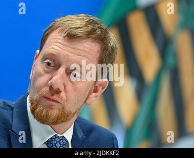 Klettwitz, Deutschland. 21.. Juni 2022. Der sächsische Ministerpräsident Michael Kretschmer (CDU) nimmt an einer Pressekonferenz der gemeinsamen Kabinettssitzung von Brandenburg und Sachsen auf dem Dekra Lausitzring Teil. Quelle: Patrick Pleul/dpa/Alamy Live News Stockfoto