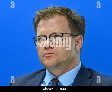 Klettwitz, Deutschland. 21.. Juni 2022. Der Beauftragte der Bundesregierung für Ostdeutschland, Carsten Schneider (SPD), nimmt an einer Pressekonferenz der gemeinsamen Kabinettssitzung von Brandenburg und Sachsen am Dekra Lausitzring Teil. Quelle: Patrick Pleul/dpa/Alamy Live News Stockfoto