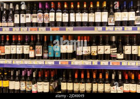 Tjumen, Russland-26. Mai 2022: Flaschen Wein im Supermarkt im Verkaufsregal. Importierte Spirituosen und Alkohol. Stockfoto