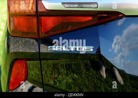 Tjumen, Russland, 17. Juni 2022: Kia Seltos Logo Nahaufnahme des Autos. Kia Motor Corporation Kia Automobile hat seinen Hauptsitz in Seoul. Stockfoto