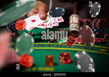 Casino Poker Spiel mit Zubehör am Spieltisch Stockfoto
