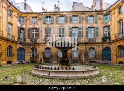 Square d'Alberta, mit seinem Brunnen in Aix en Provence, in den Bouches du Rhone, Provence, Frankreich Stockfoto