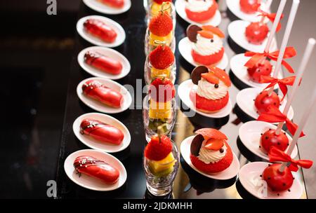 Catering. Wunderschön dekorierte Süßigkeiten auf dem Tisch und Obst Stockfoto